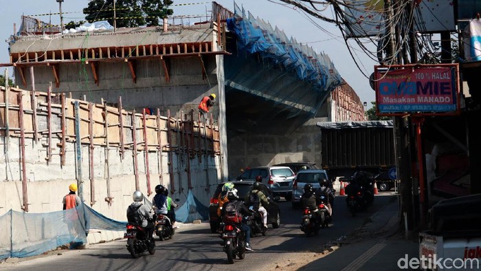 Pembangunan Flyover di Jalan Jakarta-Supratman, Kota Bandung, Jawa Barat terus dikebut, Rabu (9/9/2020). Begini progres terkini proyek tersebut.