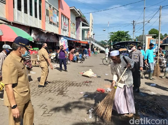 Razia protokol kesehatan digelar di sejumlah pasar di 24 kecamatan, Kabupaten Probolinggo. Hasilnya, Satgas COVID-19 setempat menjaring 324 pelanggar.