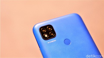 Sementara di bagian belakangnya terdapat tiga kamera bersanding LED Flash yang ditempatkan pada modul persegi. Kamera utamanya 13 MP bersanding dengan kamera makro 2 MP dan depth 2 MP. Foto: Adi Fida Rahman/detikINET