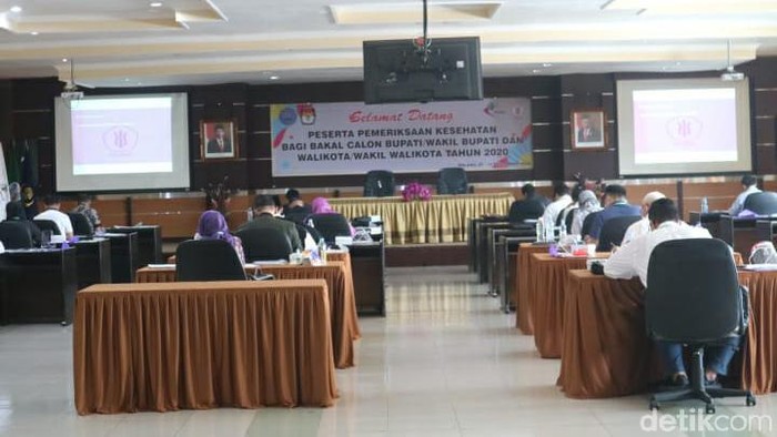 Pasangan calon (paslon) yang maju dalam Pilkada 2020 di sejumlah daerah, mengikuti tes jasmani dan rohani di RS dr Syaiful Anwar (RSSA) Kota Malang. Sebelumnya, sebagian paslon sudah mengikuti tes kesehatan.