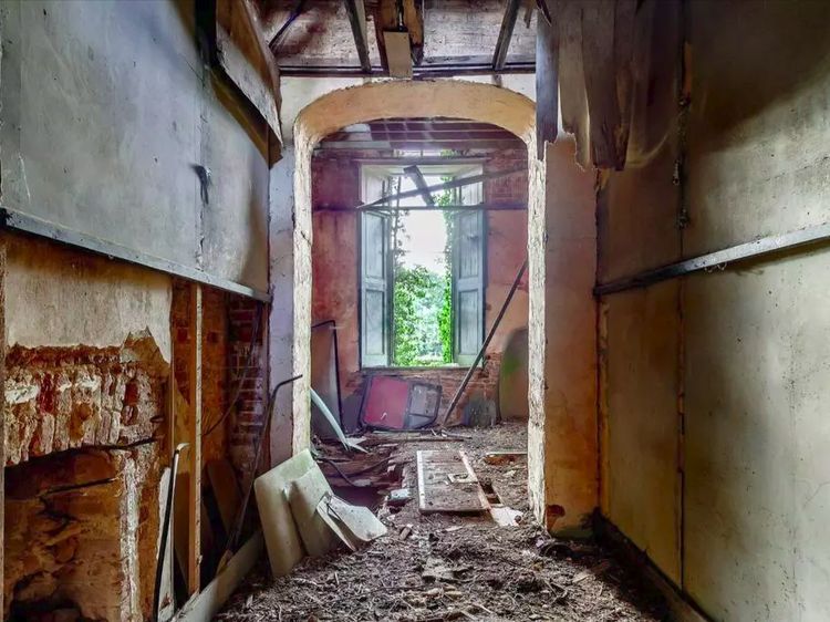 10 Penampakan Rumah Hantu Dijual Rp 7,6 M, Bikin Merinding