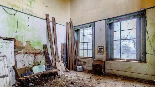 Untuk ukuran tanah yang sangat luas, kamu tidak akan rugi membeli rumah yang satu ini karena harganya setara dengan rumah tiga kamar tidur di Devon, Inggris. Walaupun tentu pastinya kamu membutuhkan renovasi besar-besaran. Foto: dok. On The Market