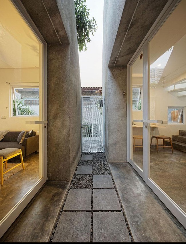 Rumah ini berdiri di lahan seluas 70 m2. Dinamakan The Twins karena ada dua bangunan yang didirikan di atasnya, yang dihuni oleh dua keluarga. Ide ini mengadaptasi konsep rumah kakak-adik. Foto: Fernando Gomulya via Delution