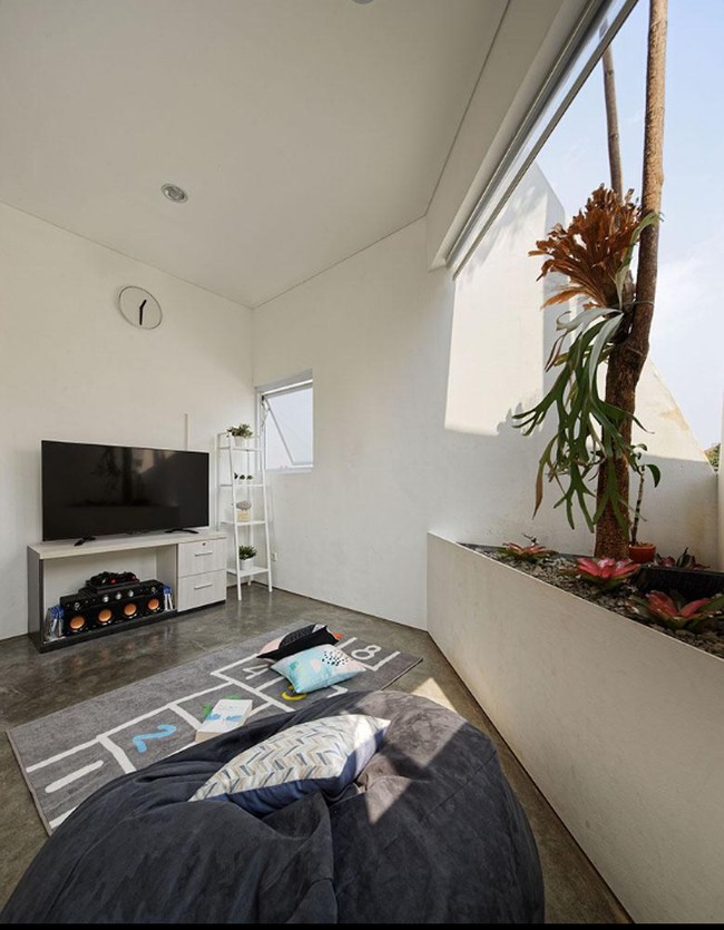 Fokus dari konsep ini adalah bagaimana membangun rumah yang bisa mengakomodir kebutuhan dua keluarga. Masing-masing menginginkan privasi, ruang dan keharmonisan dari dua rumah yang didirikan di satu lahan. Foto: Fernando Gomulya via Delution