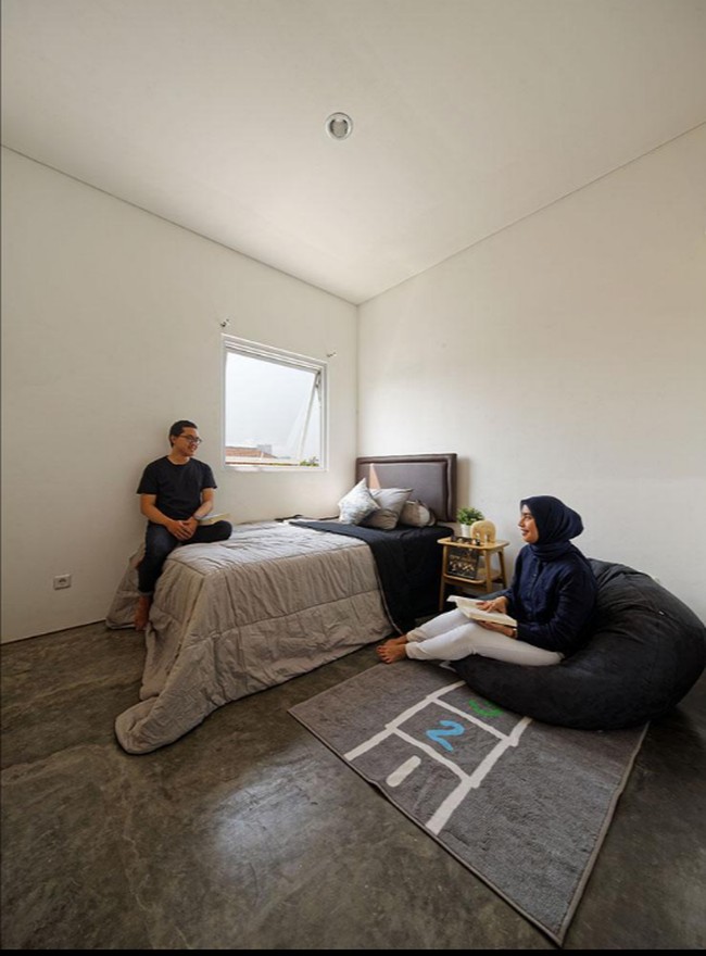 Rumah pertama yang ditempati empat orang memiliki dua kamar tidur, masing-masing dilengkapi kamar mandi dalam. Ada pula dapur dan ruang makan. Foto: Fernando Gomulya via Delution