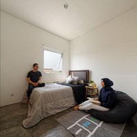 Rumah pertama yang ditempati empat orang memiliki dua kamar tidur, masing-masing dilengkapi kamar mandi dalam. Ada pula dapur dan ruang makan. Foto: Fernando Gomulya via Delution