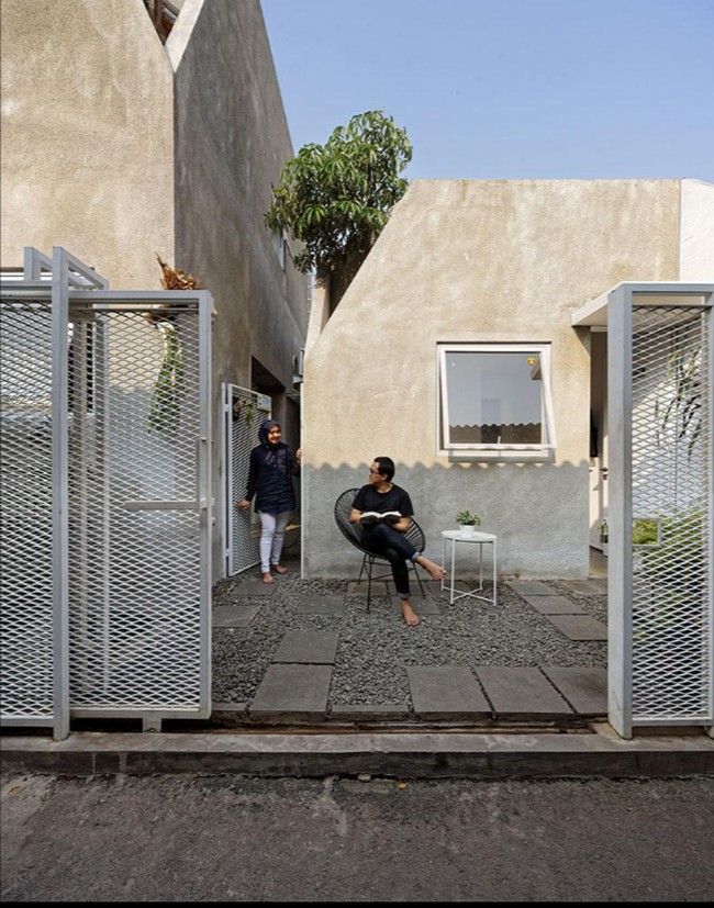 Rumah Kembar ini dipisahkan oleh teras kecil di antaranya. Bisa difungsikan sebagai ruang publik agar setiap penghuni rumah bisa bercengkerama. Foto: Fernando Gomulya via Delution