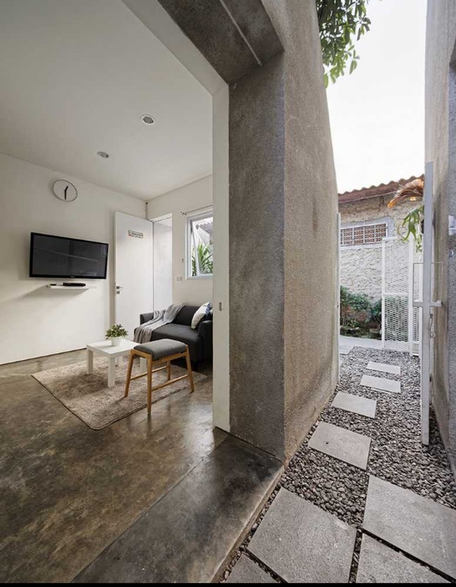 The Twins berada di gang sempit yang lebar jalannya hanya 1,5 meter per segi. Meskipun berlokasi di pemukiman padat, tim arsitek dari Delution mencoba menerapkan konsep rumah nyaman, sehat, fungsional dan efisien. Foto: Fernando Gomulya via Delution