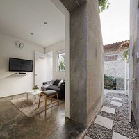 The Twins berada di gang sempit yang lebar jalannya hanya 1,5 meter per segi. Meskipun berlokasi di pemukiman padat, tim arsitek dari Delution mencoba menerapkan konsep rumah nyaman, sehat, fungsional dan efisien. Foto: Fernando Gomulya via Delution