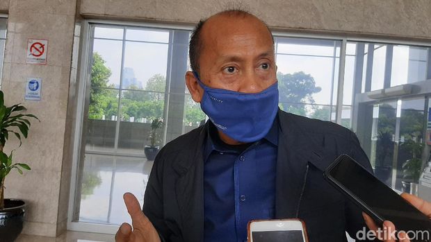 Komisi II DPR mengkaji jenis-jenis sanksi yang akan diberikan kepada peserta Pilkada yang melanggar protokol kesehatan.