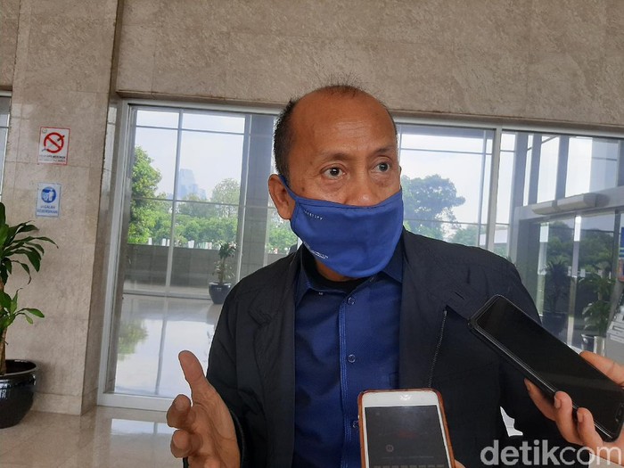 Komisi II DPR mengkaji jenis-jenis sanksi yang akan diberikan kepada peserta Pilkada yang melanggar protokol kesehatan.