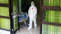 Tim medis dengan APD lengkap telah disiagakan di ruang isolasi tersebut.