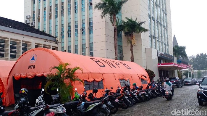 Tenda pelayanan publik di luar kantor Gubernur Maluku (Muslimin Abbas/detikcom)