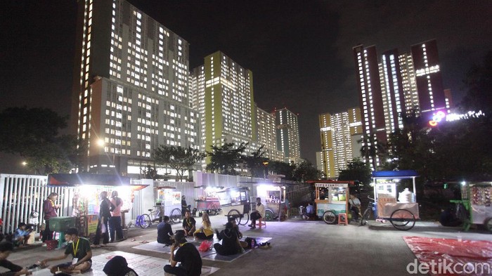Sempat ramai menjadi pembicaraan di sosial media, Rumah Sakit Darurat Wisma Atlet penuh. Hal itu terlihat dengan nyala lampu yang mneyinari hampir keseluruh ruangnya.