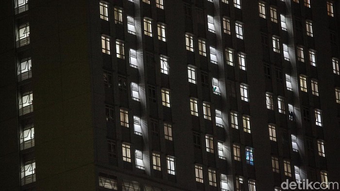 Terang Dalam Gelap di RSD Wisma Atlet Kemayoran Sempat ramai menjadi pembicaraan di sosial media, Rumah Sakit Darurat Wisma Atlet penuh. Hal itu terlihat dengan nyala lampu yang mneyinari hampir keseluruh ruangnya.