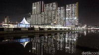 Begini suasana malam di Wisma Atlet, Kemayoran, Jakarta, Rabu (9/9/2020). Lampu yang menyala dari lantai bawah hingga atas dibuat viral dengan naskah bahwa gedung wisma atlet penuh.