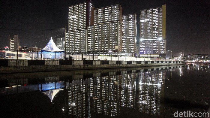 Sempat ramai menjadi pembicaraan di sosial media, Rumah Sakit Darurat Wisma Atlet penuh. Hal itu terlihat dengan nyala lampu yang mneyinari hampir keseluruh ruangnya.