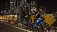 Sebagai informasi, kasus positif Corona di DKI Jakarta mencapai 203.342 kasus. Pasien meninggal sebanyak 8.336 dan pasien sembuh 145.200 orang. Berdasarkan data yang diunggah di akun Twitter Pemprov DKI Jakarta, jumlah tempat tidur di ICU 67 RS rujukan COVID-19 hampir penuh. Dalam data itu tercatat ada 83 persen.