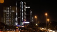 detikcom mendatangi kawasan Wisma Atlet Kemayoran, nampak seluruh lampu menyala penuh hampir di seluruh gedungnya. Namun, menurut sejumlah pedagang di sekitaran gedung mengatakan memang lampu di Wisma Atlet telah lama nyala seluruhnya.