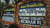Deretan karangan bunga menghiasi kawasan rumah duka. Rifkianto Nugroho/detikcom.