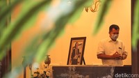 Mengutip kompas.id, Dr (HC) Jakob Oetama adalah wartawan dan salah satu pendiri Surat Kabar Kompas. Saat ini ia merupakan Presiden Direktur Kelompok Kompas-Gramedia. Rifkianto Nugroho/detikcom.