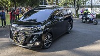 Jenazah pendiri Kompas Gramedia tersebut tiba di rumah duka pukul 16.04 WIB. ANTARA FOTO/Galih Pradipta.