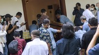 Tiba di rumah duka, peti jenazah digotong keluarga ke ruang tengah. ANTARA FOTO/Galih Pradipta.