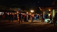 Dibuat secara sementara untuk Halloween, kota bertajuk Terror Town tersebut akan membuat traveler kembali ke masa lampau bak di film cowboy. Di kota tersebut, kamu bisa menjumpai warga, sheriff sampai ikut dalam berbagai kegiatan menarik seperti lempar kapak dan menghancurkan otak. Hii! (dok Terror Town)