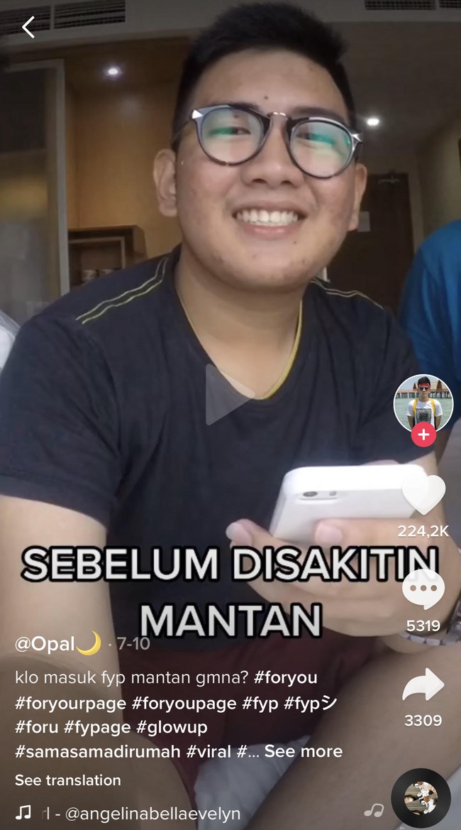 Sebelumnya Opal juga mengunggah video yang berisi curhatannya dulu dijauhi dan dibully karena penampilan fisiknya. Buat kalian yang dulu ngehina fisik aku atau ngejek aku alay. Buat orang yang dulu aku deketin tapi ilfeel dideketin karena fisik aku. Buat yang selalu menganggap aku rendahan. Atau yang selalu merasa jijik dekat aku karena akunya jerawat. Tanpa kalian aku nggak bisa jadi diri aku yang sekarang, tulis @opaldenhari. Foto: Tangkap Layar TikTok @opaldenhari