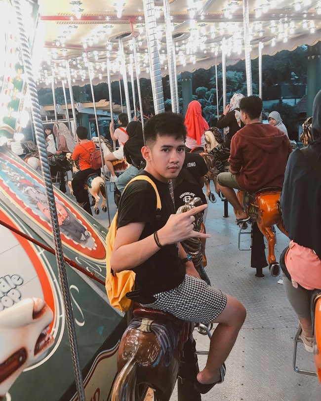 Pria yang tinggal di Palembang itu juga menyisihkan uang jajannya untuk membeli skincare. Dan hasil dari mencoba skincare itu kini wajahnya mulus serta jauh berbeda dibanding dulu hingga bikin orang pangling. Foto: Instagram @opaldenhari