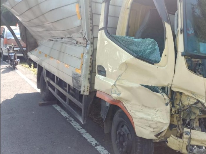 Truk fuso penyok usai menghantam pembatas jalan di Sukabumi
