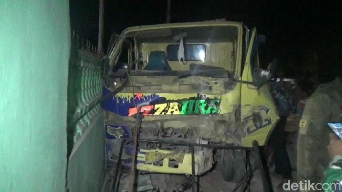 Truk tabrak rumah di Sumedang