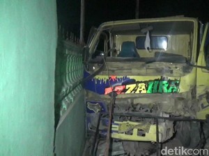 Sebuah Truk Tabrak Rumah Warga di Sumedang