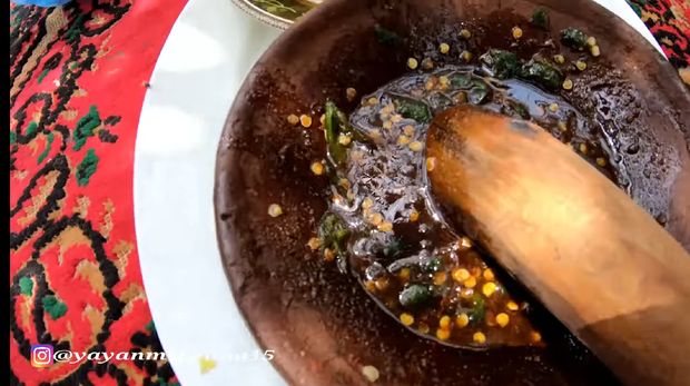Tumbuh Subur Di Arab Orang Orang Asyik Makan Rujak Kurma Muda