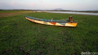 Sejumlah sekoci terdampar di Waduk Gajah Mungkur di Eromoko, Wonogiri, Jawa Tengah, yang mengering, Selasa (8/9).