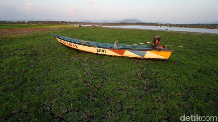Sejumlah sekoci terdampar akibat Waduk Gajahmungkur di Wonogiri, Jawa Tengah, mengering. Begini penampakanya.
