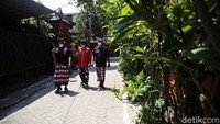 Tiga warga berpatroli di Kampung Bali seperti pecalang.