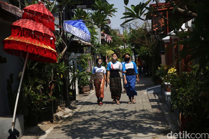 Bekasi punya destinasi wisata baru bernama Kampung Bali. Semua yang ada di area wisata itu identik dengan adat istiadat, budaya, dan keseharian  masyarakat Bali.