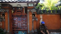 Rumah-rumah warganya juga berhias ornamen Bali.