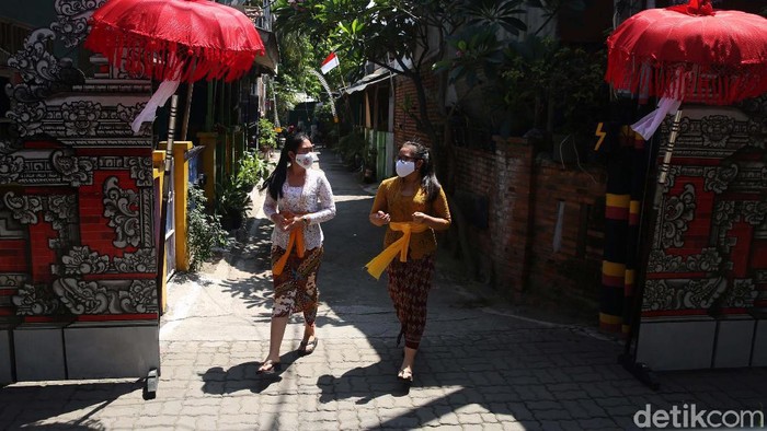 Yuk Lihat Asrinya Kampung Bali di Bekasi Bekasi punya destinasi wisata baru bernama Kampung Bali. Semua yang ada di area wisata itu identik dengan adat istiadat, budaya, dan keseharian masyarakat Bali.