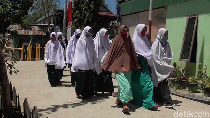 17 santriwati Ponpes Salafiyah Parappe di Polewali Mandar, Sulbar, diketahui terkonfirmasi COVID-19 (Abdy Febriady/detikcom)