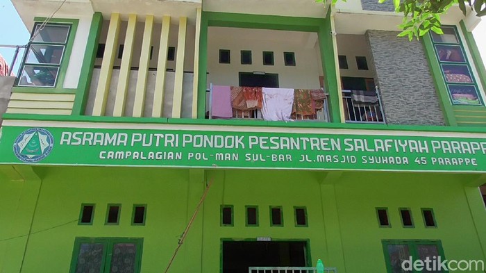 17 santriwati Ponpes Salafiyah Parappe di Polewali Mandar, Sulbar, diketahui terkonfirmasi COVID-19 (Abdy Febriady/detikcom)
