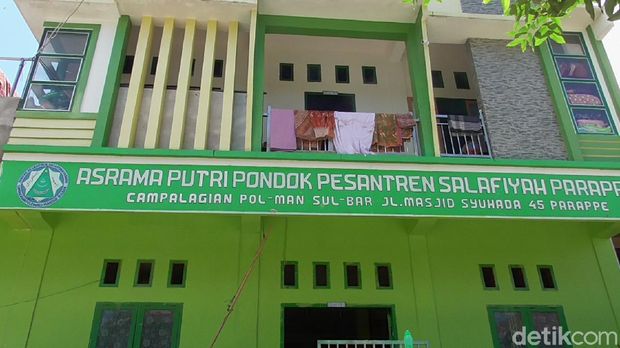 17 santriwati Ponpes Salafiyah Parappe di Polewali Mandar, Sulbar, diketahui terkonfirmasi COVID-19 (Abdy Febriady/detikcom)