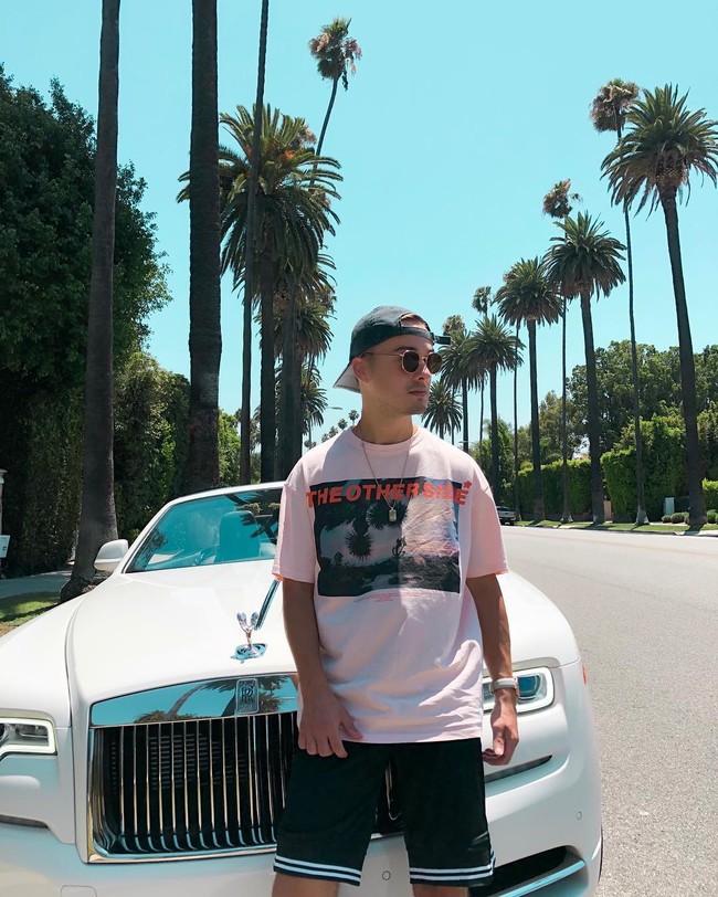 Dari akun Instagram-nya, Adam terlihat seperti pria yang sibuk mengurus feed-nya agar terlihat keren. Tapi ternyata pria 24 tahun tersebut juga bekerja mengurus feed Instagram orang lain agar tampilan dan konten-kontennya menarik. Foto: Instagram @itsadammark