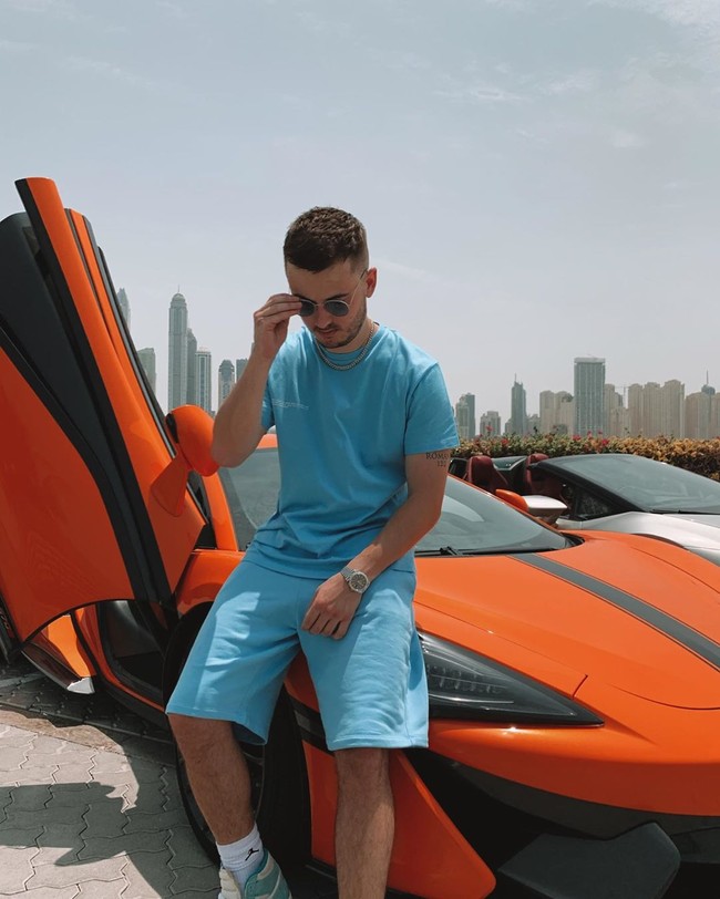 Adam bikin iri banyak orang karena sering bepergian ke luar negeri selagi menjalani pekerjaannya dari mana pun. Di Instagram, Adam juga terlihat sering pakai brand-brand mahal dan mengendarai mobil mewah. Foto: Instagram @itsadammark