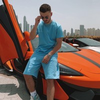 Adam bikin iri banyak orang karena sering bepergian ke luar negeri selagi menjalani pekerjaannya dari mana pun. Di Instagram, Adam juga terlihat sering pakai brand-brand mahal dan mengendarai mobil mewah. Foto: Instagram @itsadammark