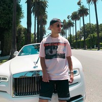 Dari akun Instagram-nya, Adam terlihat seperti pria yang sibuk mengurus feed-nya agar terlihat keren. Tapi ternyata pria 24 tahun tersebut juga bekerja mengurus feed Instagram orang lain agar tampilan dan konten-kontennya menarik. Foto: Instagram @itsadammark