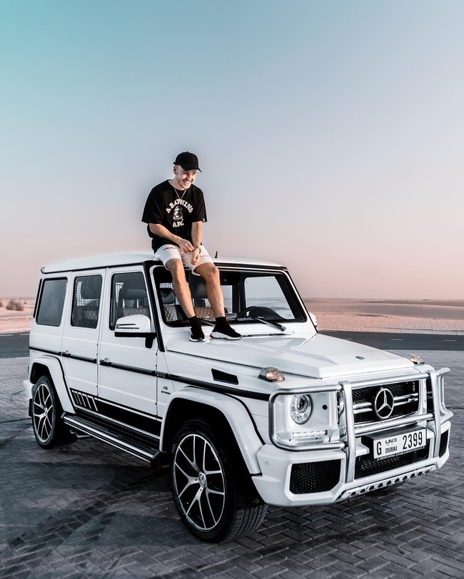 Aku lebih fokus pada olahraga dan tidak terlalu tertarik sampai ayahku mendorongku jurusan bisnis kampus saat hari pembukaan. Setelah mengobrol dengan seorang guru tentang mengenai bagaimana murid-muridnya bekerja di perusahaan besar seperti Microsoft itu cukup untuk menggodaku, tutur Adam.  Foto: Instagram @itsadammark