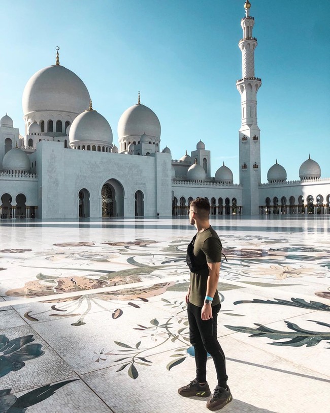 Adam pun mengaku belajar cukup giat meski jarang masuk kuliah. Saat itu lah ia membuat blog fashion yang mengawali kariernya memanajeri akun Instagram agar viral dan banyak follower. Meski akhirnya tidak bekerja untuk perusahan besar, Adam Jordan membangun usahanya sendiri. Foto: Instagram @itsadammark