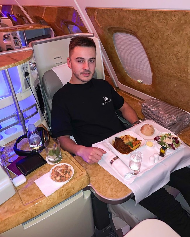 Aku hanya pria muda dari Liverpool yang ingin melihat dunia dan kebebasan finansial, aku tidak berpikir aku bisa melakukan hal ini beberapa tahun lalu. Setiap kali aku bepergian ada momen mencubit karena aku merasa beruntung bisa bekerja dari mana saja. Fakta bahwa aku hanya butuh ponsel dan laptop untuk menjalankan bisnis sukses adalah penghargaan besar untukku, katanya. Foto: Instagram @itsadammark